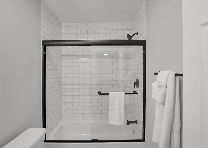 The Schumacher Place - New 2 Br Apartment